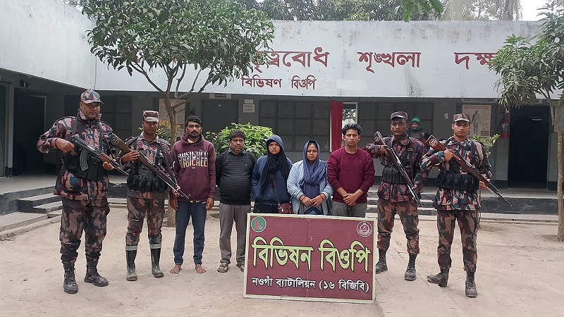 গোমস্তাপুর সীমান্তে অবৈধ অনুপ্রবেশকালে একই পরিবারের ৪ জন সহ ৫ বাংলাদেশী আটক